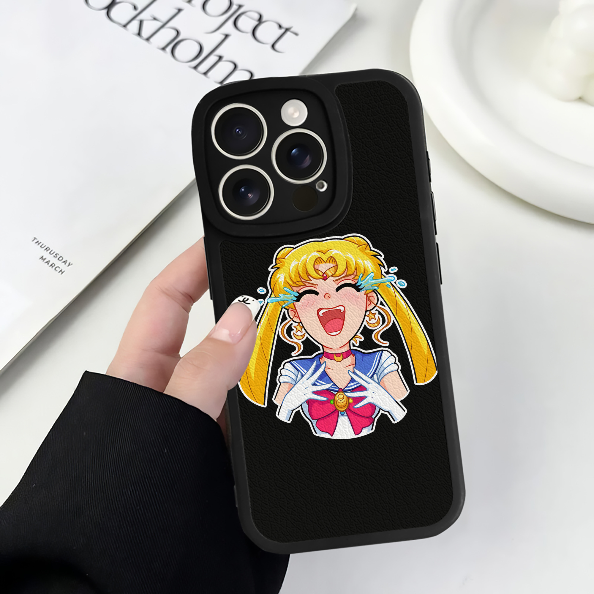 （画像用） 美少女戦士セーラームーン 月野 うさぎ つきの うさぎ Sailor Moon Tsukino Usagi 【iPhone 16シリーズ対応】シリコンスマホケース（レザー調） 材質：シリコン